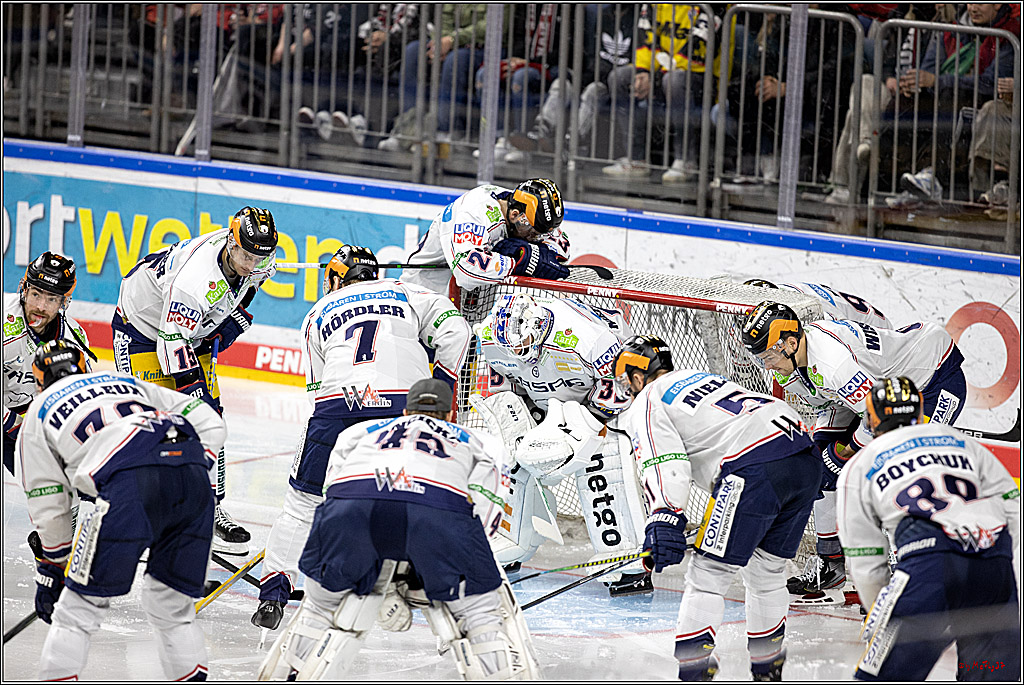 PENNY DEL Viertelfinale 2. Spiel;  Koelner Haie - Eisbaeren Berlin; Koeln, 12.04.2022